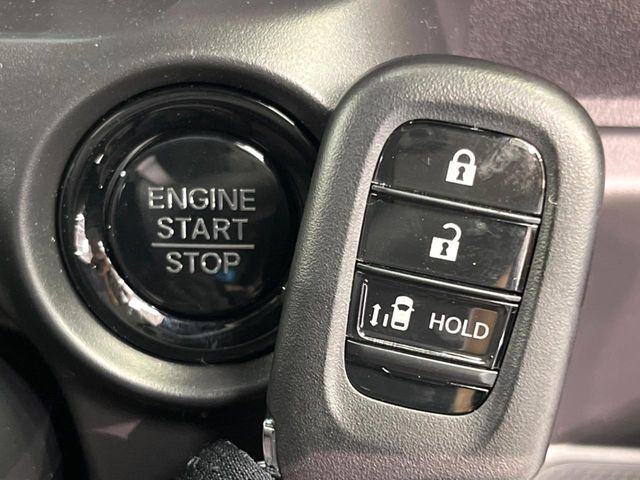 【Hondaスマートキー】カバンやポケットに入れたままでもドアの施錠・解錠が可能なスマートキーを装備。エンジンのオン・オフ時もカギを取り出す必要が無いからとっても便利です♪