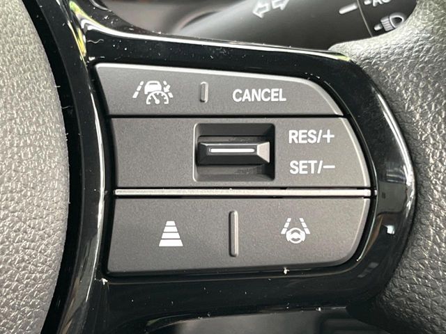 【アダプティブクルーズコントロール】高速道路での長距離走行が楽に！！自動で速度を保つクルーズコントロールが、衝突軽減システムと連携し、前方の車両を感知して車間を保つように速度調節してくれます！！