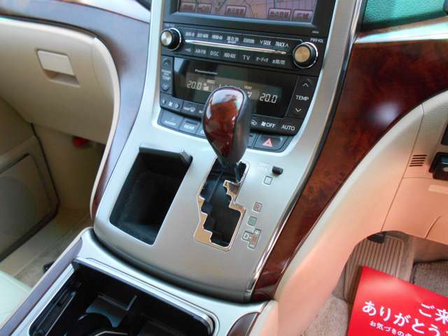 メーカーオプションナビ☆フリップダウンモニター☆バックカメラ☆システムコンソール☆USBポート☆AC100V電源☆ビルトインETC☆トヨタサウンドシステム☆両側パワースライドドアウッドコンビハンドル☆