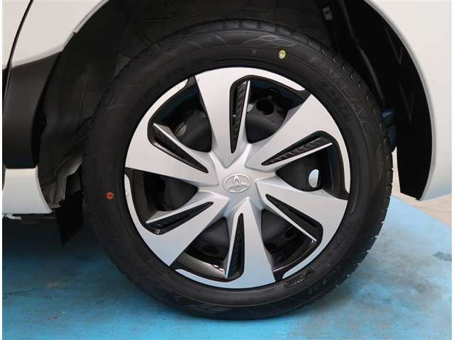 【タイヤ・ホイール】タイヤサイズ185/60R15の純正ホイールです。タイヤ溝は約8mmになります。