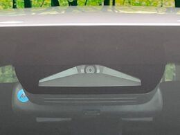 【トヨタセーフティセンス】走行中に前方の車両等を認識し、衝突しそうな時は警報とブレーキで衝突回避と被害軽減をアシスト。より安全にドライブをお楽しみいただけます。