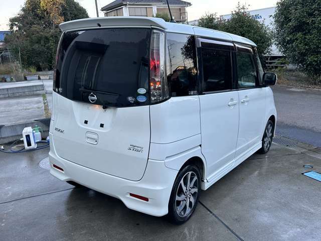 納車前に内装・外装を綺麗に磨きます。