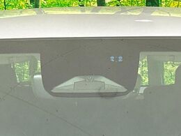 【ホンダセンシング】走行中に前方の車両等を認識し、衝突しそうな時は警報とブレーキで衝突回避と被害軽減をアシスト。より安全にドライブをお楽しみいただけます。