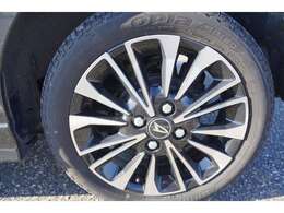 15インチ純正アルミホイールを装備しております。