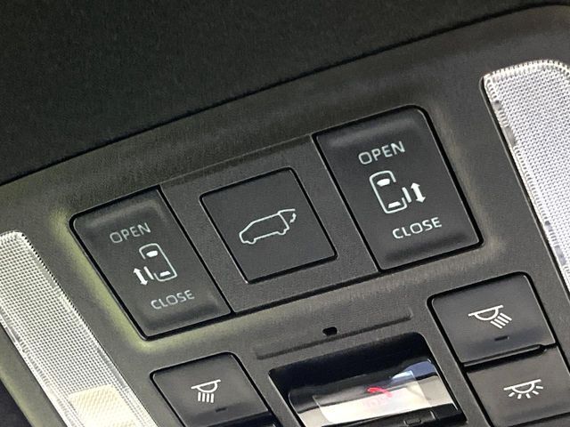 【パワーバックドア】スマートキーや運転席のボタンを押すだけでリアゲートが自動で開閉します！荷物を持っている時や、高い位置にあるバックドアを閉める際に便利な機能です♪