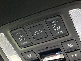 【パワーバックドア】スマートキーや運転席のボタンを押すだけでリアゲートが自動で開閉します！荷物を持っている時や、高い位置にあるバックドアを閉める際に便利な機能です♪