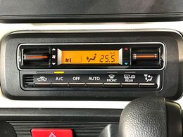 【オートエアコン】一度お好みの温度に設定すれば、車内の温度を検知し風量や温度を自動で調整。暑い…寒い…と何度もスイッチ操作をする必要はありません。快適な車内空間には必須の機能ですね♪