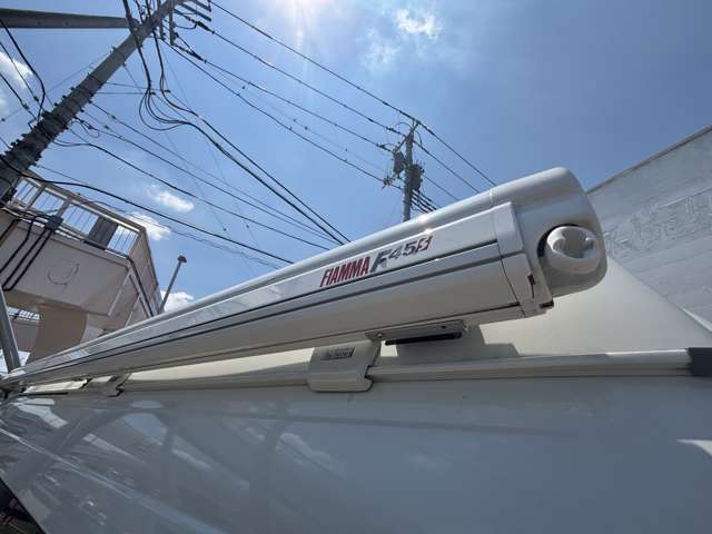 入庫時に在庫車輌の状態を把握することから始まります。内外装はもちろんのこと、車によって走行テストをはじめ機関、ナビ、オーディオ類、スイッチ類などの装備のチェックをおこないます。
