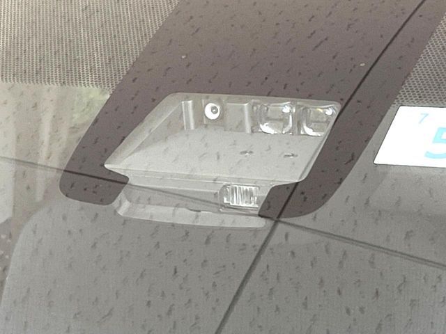 【トヨタセーフティセンス】走行中に前方の車両等を認識し、衝突しそうな時は警報とブレーキで衝突回避と被害軽減をアシスト。より安全にドライブをお楽しみいただけます。