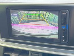 【バックカメラ】駐車時に後方がリアルタイム映像で確認できます。大型商業施設や立体駐車場での駐車時や、夜間のバック時に大活躍！運転スキルに関わらず、今や必須となった装備のひとつです！