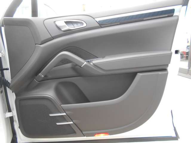 ご納車整備の際は、基本的な消耗品（EGオイル・エレメント、FRワイパー、ACフィルター）は状態問わず新品交換をし、新車から3年以上経過している車輌はバッテリーも状態問わず新品交換いたします！