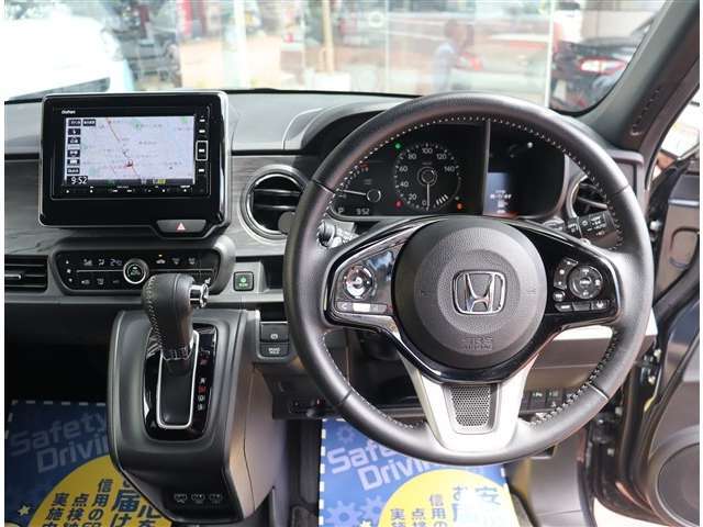 『1台』のお車に対して、3名体制で日々議論を重ね仕入れを行っております。