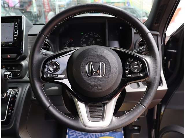 【車屋】として、長く車業界に従事した経験豊富なスタッフが多数在籍しております。