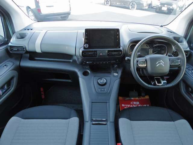 輸入車にありがちなヘッドライトレンズの黄ばみや曇りもありません
