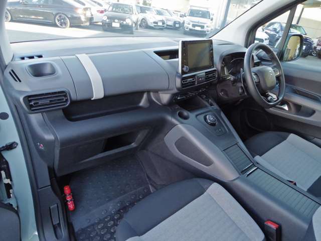 車種ごとの特徴を熟知したスタッフが、お車に適した納車前点検整備を行い、より良い状態でご納車させて頂きます。納車後のオイル交換、整備、車検などアフターメンテナンスに関することもお任せください。