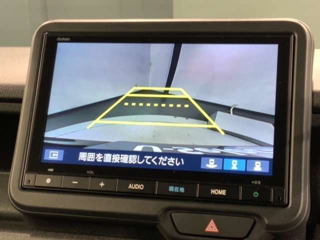 リバースギアに入れるだけで後方の表示へ切り替わります。夜間や雨の日の駐車も楽になりますよ。