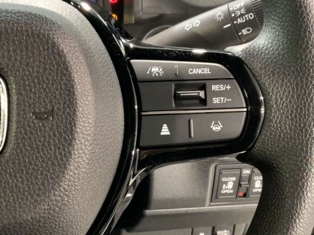 クルーズコントロールを装備しています。高速道路などで一定の速度で走ってくれるので運転が楽ですよ！速度を設定できますので、スピードの出しすぎにも注意できます。