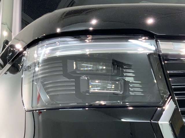 LEDヘッドライトは、点灯の瞬間から最大光量を発揮し、突然暗くなるトンネルなどでの安定感を高めます。