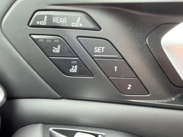 運転手が代わってもボタン一つで設定ポジションに。常にご自身のドライブ設定が整います。