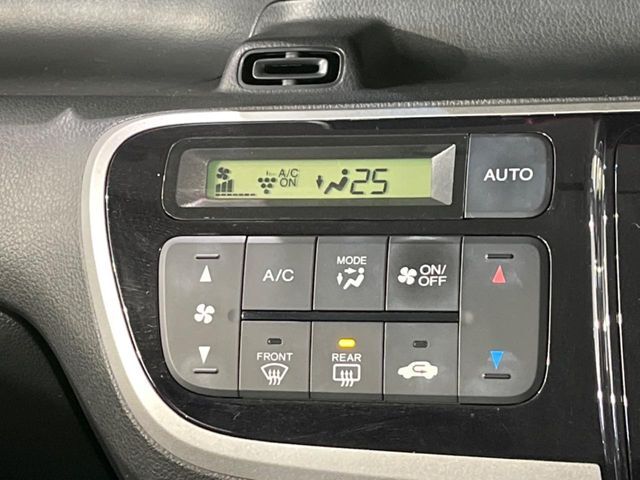 【オートエアコン】一度お好みの温度に設定すれば、車内の温度を検知し風量や温度を自動で調整。暑い…寒い…と何度もスイッチ操作をする必要はありません。快適な車内空間には必須の機能ですね♪