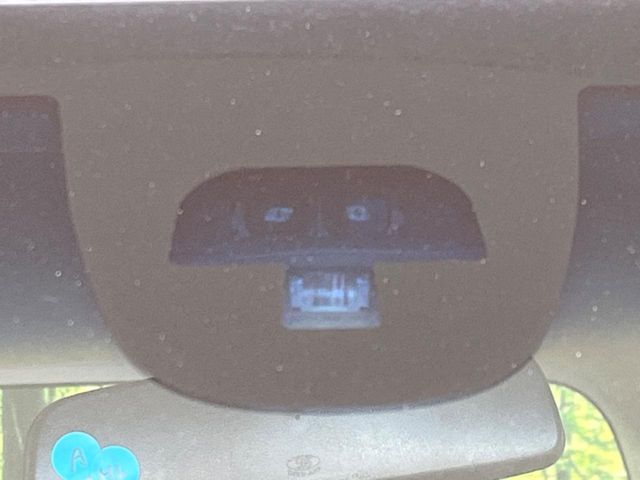 【シティブレーキアクティブシステム】低速走行中に前方の車両等を認識し、衝突しそうな時は警報とブレーキで衝突回避と被害軽減をアシスト。より安全にドライブをお楽しみいただけます。