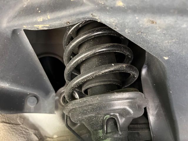 お車を安心してお乗りいただく為には、足回りの定期点検が欠かせません。サービスサポート（有償保証）では無料点検もご提供しており、安心のカーライフをお過ごしいただけるサポート体制が整っています。