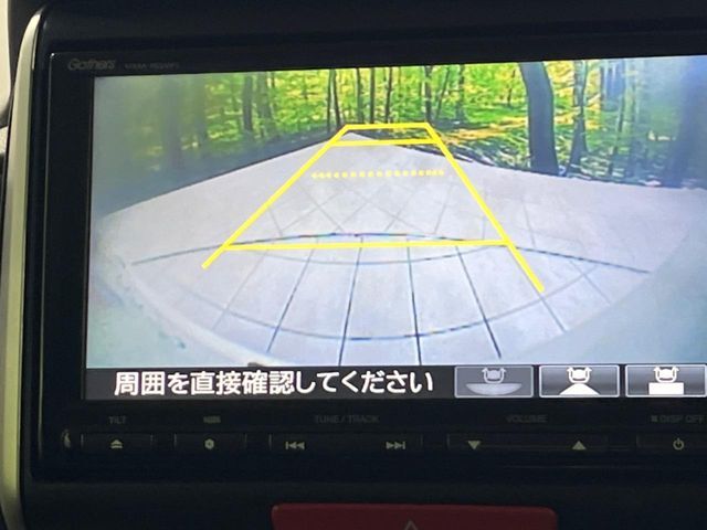 【バックカメラ】駐車時に後方がリアルタイム映像で確認できます。大型商業施設や立体駐車場での駐車時や、夜間のバック時に大活躍！運転スキルに関わらず、今や必須となった装備のひとつです！