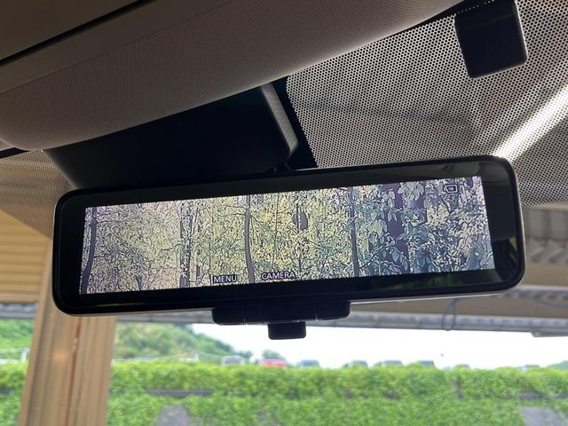 【インテリジェントルームミラー】後席の大きな荷物や同乗者で後方が確認しづらい時でも安心！カメラが撮影した車両後方の映像をルームミラー内に表示。クリアな視界で状況の確認が可能です！