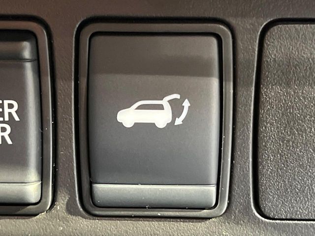 【パワーバックドア】スマートキーや運転席のボタンを押すだけでリアゲートが自動で開閉します！荷物を持っている時や、高い位置にあるバックドアを閉める際に便利な機能です♪
