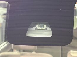 【スマートアシスト】走行中に前方の車両等を認識し、衝突しそうな時は警報とブレーキで衝突回避と被害軽減をアシスト。より安全にドライブをお楽しみいただけます。