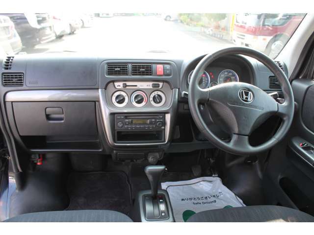 自社工場にて、納車点検、整備を行います。オイル、エレメント、ワイパーゴムの消耗品を交換致します。
