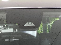 【インテリジェントエマージェンシーブレーキ】フロントカメラで前方の車両や歩行者を検知。衝突しそうな時は衝突被害軽減ブレーキが作動、衝突回避をサポート。より安全にドライブをお楽しみいただけます。