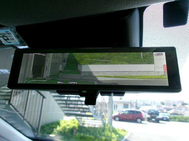 スマートルームミラー。フル乗車＋積載時もカメラ画像にて後方確認。心強い味方です☆