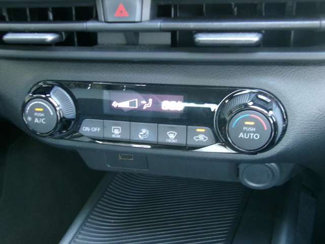 オートエアコンですので、車内を快適な空間に出来ます♪