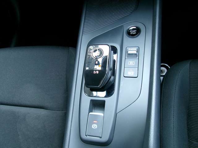 e-Power専用のシフトレバーです。操作につきましては納車時に時間を頂き丁寧にご説明させて頂きます