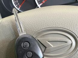 【キーレス】少し離れた場所からでもボタン一つでドアの開錠・施錠ができるのでとっても便利！ドアの鍵穴周りに傷をつけることもありません♪