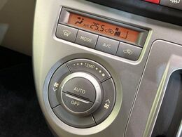 【オートエアコン】一度お好みの温度に設定すれば、車内の温度を検知し風量や温度を自動で調整。暑い…寒い…と何度もスイッチ操作をする必要はありません。快適な車内空間には必須の機能ですね♪