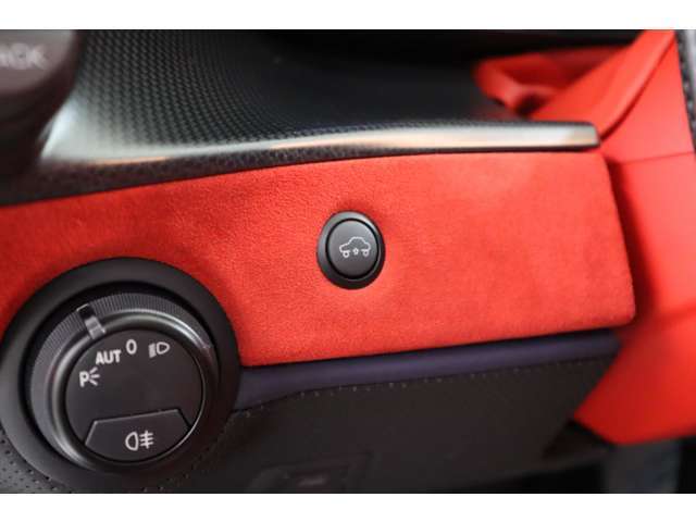 フロントサスペンションリフト￥559,440 車両の損傷を回避できるよう車両を約 40 mm 持ち上げ快適にお乗りいただけます。