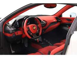 外装はBIANCO ITALIA内装はALCANTARA ROSSOと洗練された488Pistaです。