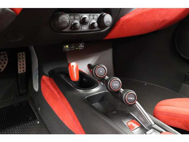 内装は落ち着きのあるドライカーボン。LaFerrariのコンソールを継承するデザイン。