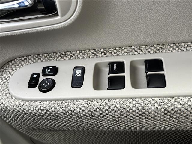 【パワーウインドウ】運転席のスイッチで、各席の窓ガラスの開閉ができます！あると便利ですよね！