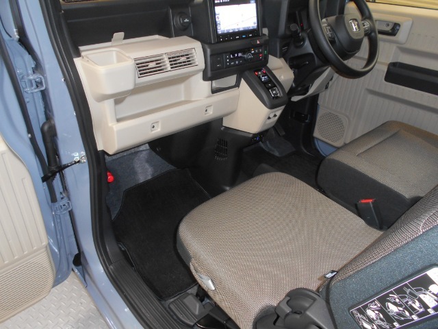 運転席、助手席がそれぞれ独立したセパレートシート仕様です。