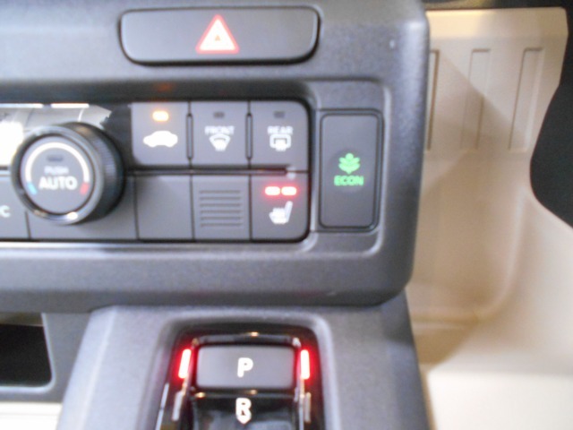 運転席にはシートヒーターがついています。寒い冬でも快適です♪