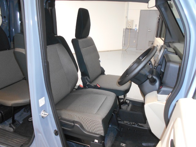 運転席、助手席がそれぞれ独立したセパレートシート仕様です。
