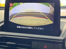 【バックカメラ】駐車時に後方がリアルタイム映像で確認できます。大型商業施設や立体駐車場での駐車時や、夜間のバック時に大活躍！運転スキルに関わらず、今や必須となった装備のひとつです！