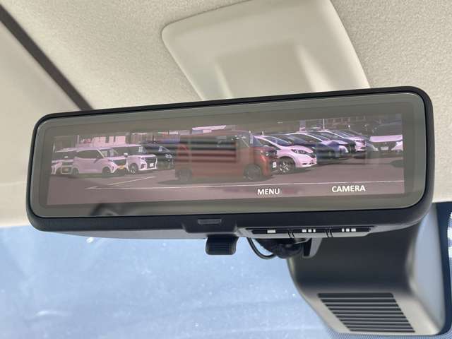 スマート・ルームミラー：車両後方のカメラ映像をミラー面に映し出すので、車内の状況や、天候などに影響されずいつでもクリアな後方視界が得られます。