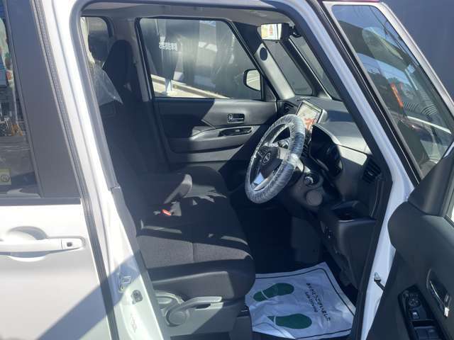 ◆前面ドア運転席◆ドアの開口が広く乗降ラクラク。シートの幅も広く運転していてもストレスを感じません。足元も広く快適なドライブを演出してくれます。