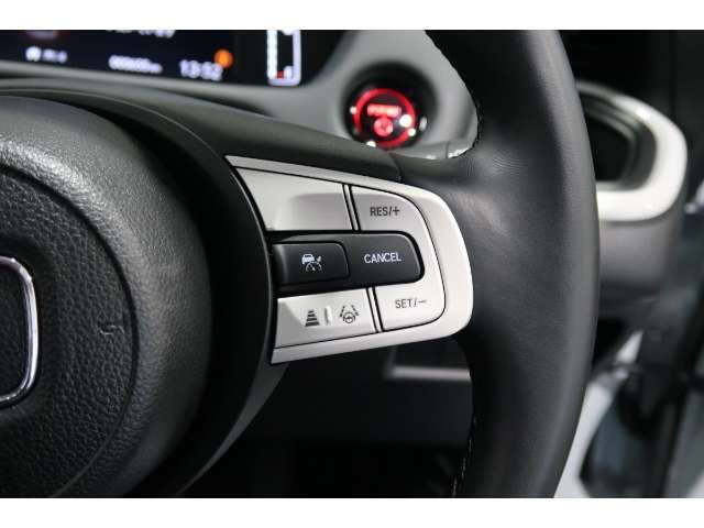 Hondaセンシングの機能のひとつ、アダプティブクルーズコントロール付！アクセルから足を離しても設定したスピードと前車との車間を保ち走行してくれます！車線維持もアシスト☆高速道路で疲労軽減ですね☆
