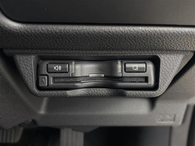 【ETC】有料道路を利用する際に料金所で停止することなく通過できる、ETC車載器（ノンストップ自動料金収受システム機器）が装備されています。セットアップを行うことで利用可能になります。