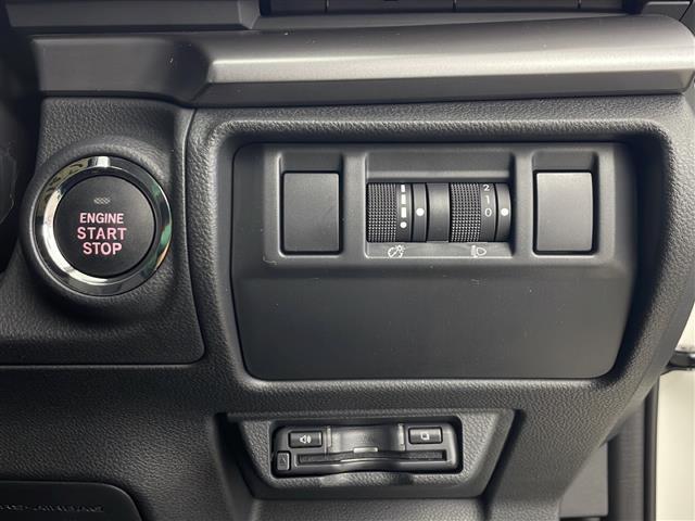 【ETC】有料道路を利用する際に料金所で停止することなく通過できる、ETC車載器（ノンストップ自動料金収受システム機器）が装備されています。セットアップを行うことで利用可能になります。